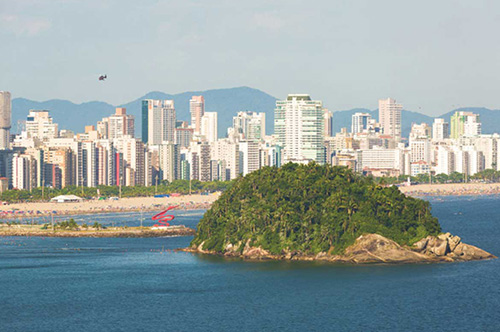 Navegue pela cidade do maior porto da América Latina